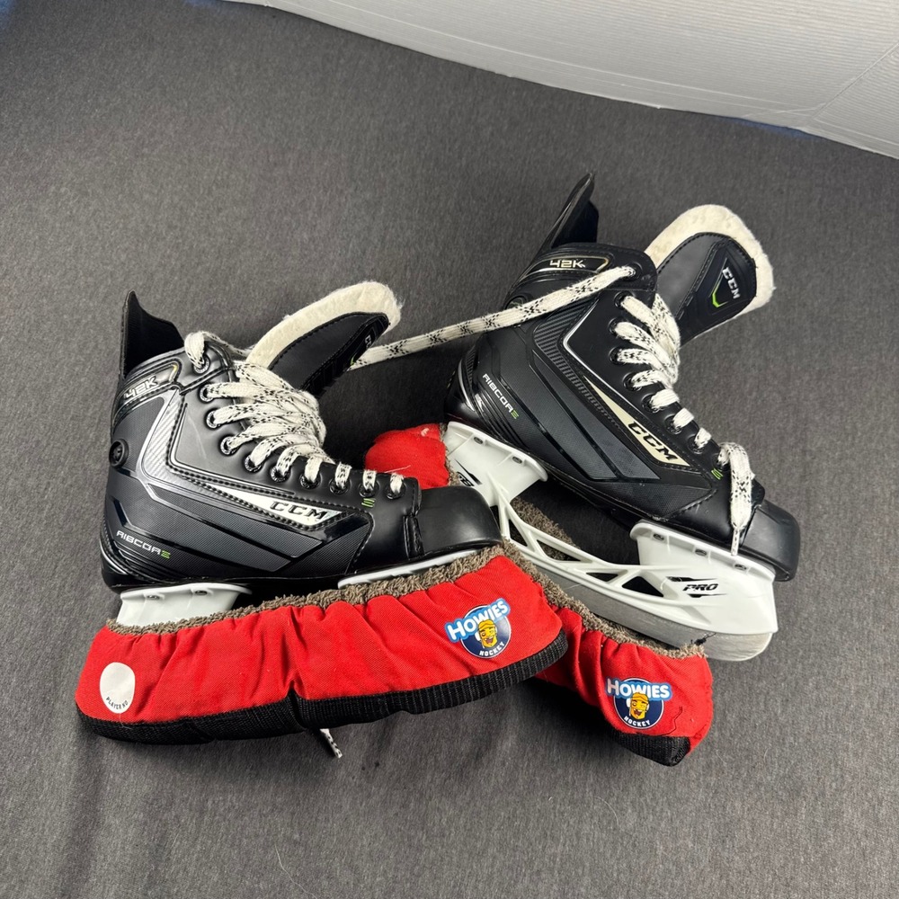 CCM Ribcor 42K Ice Hockey Skates The Pump Black Size 4 D with Howies Soakers